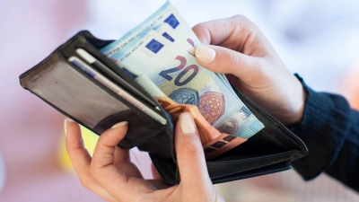 Ihren Geldbeutel hat eine 51-Jährige am Freitag in Rothenburg verloren. Nun sucht sie die Finderin. (Symbolbild: Christin Klose/dpa/Archivbild)