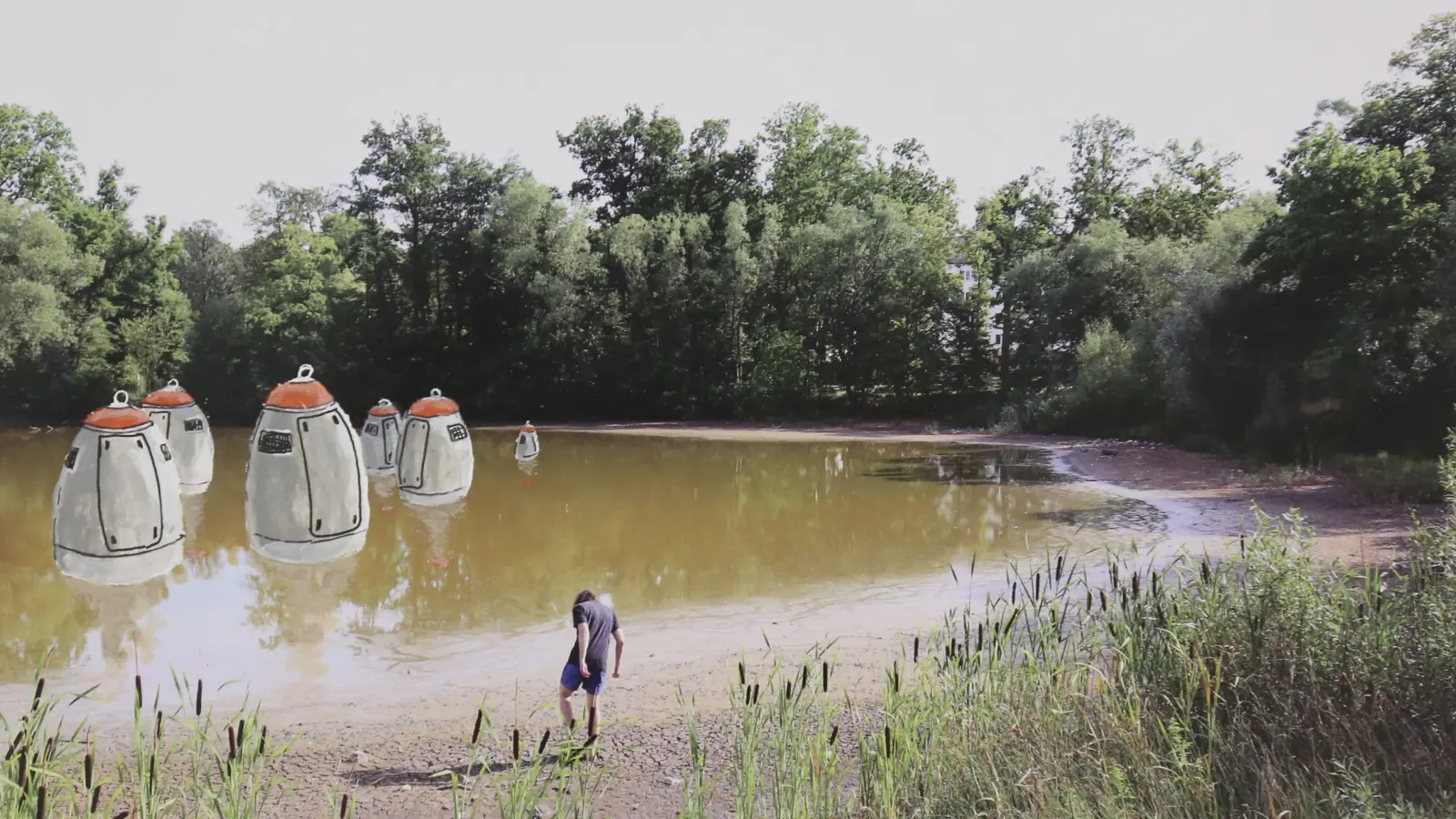 Der Beckenweiher ist von der Austrocknung bedroht. Matthias Deeg setzt Allzweckkanister hinein – eine Arbeit aus der Ausstellung „@bach“ im Ansbacher Kunsthaus Reitbahn 3. (Foto: Martina Kramer)