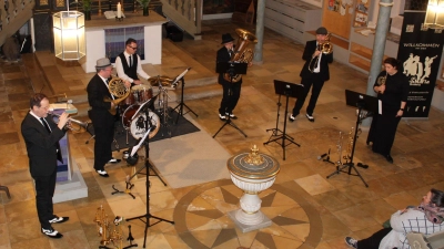 In lässiger Gangsterhaltung überwältigt die BlechMafia ihr Publikum – auch in der Emskirchener Kilianskirche. (Foto: Heike Auer)