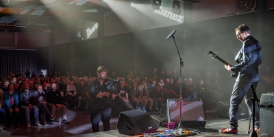 Auch der amerikanische Rockmusiker Paul Gilbert trat beim Ibanez Guitar Festival in Gutenstetten auf.  (Foto: René Chlopotowski)