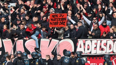 Nürnberger Fans protestieren mit einem Banner am Spielfeldrand gegen Investoren in der DFL. (Foto: Daniel Karmann/dpa)
