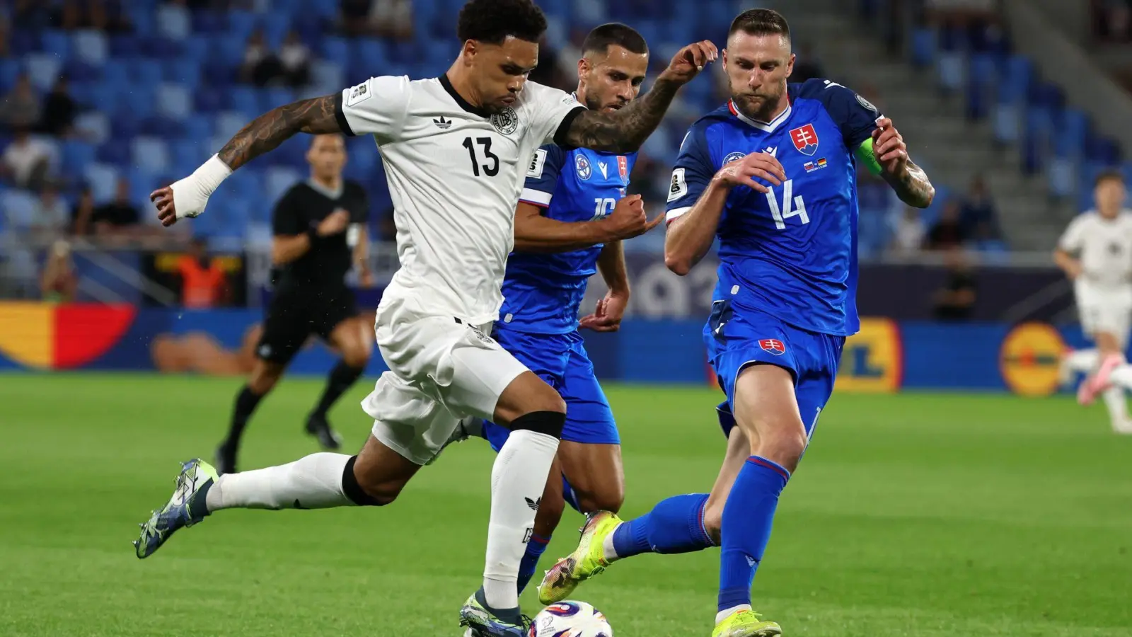 Nnamdi Collins (l) konnte bei seinem Länderspiel-Debüt nicht liefern. (Foto: Christian Charisius/dpa)