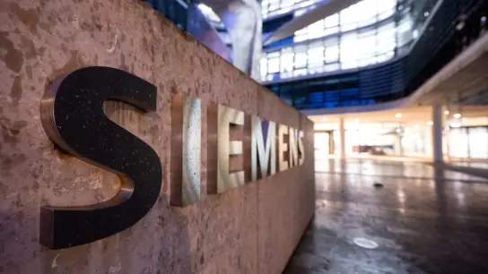 Das Logo von Siemens an der Firmenzentrale in München. (Foto: Sven Hoppe/dpa)