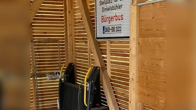 Auf dem Stellplatz des Dinkelsbühler Bürgerbusses „parkt” auch die Hebebühne für Rollstühle. Klaus Wüstner von der Bürgerbusverwaltung sagt, dass ein Einbau derzeit nicht möglich sei. (Foto: privat)