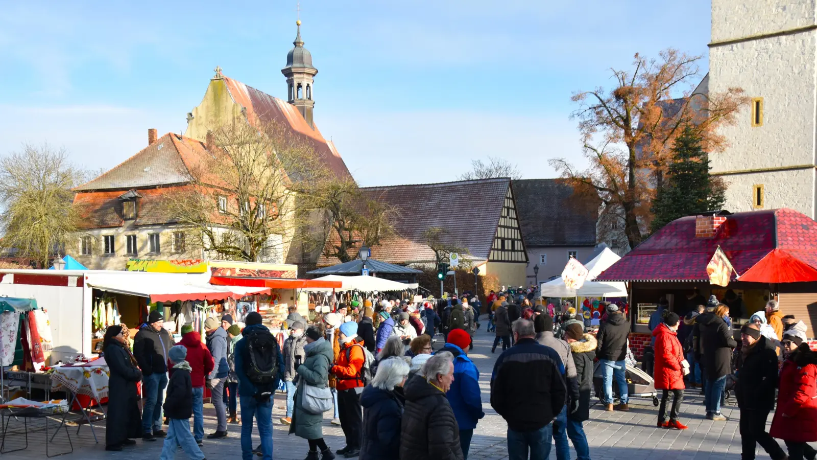 Sonniges Wetter lockte beim Kathreinmarkt in der Vorderen Gasse und auf dem Marktplatz in Herrieden viele Besucherinnen und Besucher an.<br> (Foto: Werner Wenk)