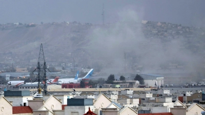 Rauch steigt am 26.08.2021 nach der tödlichen Explosion vor dem Flughafen in Afghanistans Hauptstadt Kabul auf. (Foto: Wali Sabawoon/AP/dpa)