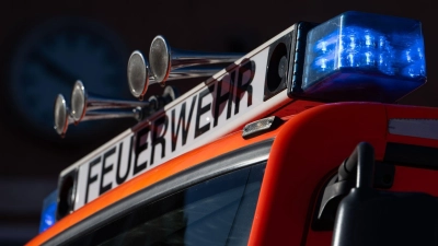 Die Feuerwehr Dietersheim löschte die Flammen an einem Waldstück. (Symbolbild: Marijan Murat/dpa)