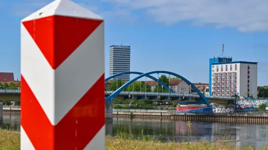 Ein Grenzpfeiler in den rot-weißen Nationalfarben Polens steht am deutsch-polnischen Grenzübergang Stadtbrücke. (Foto: Patrick Pleul/dpa)