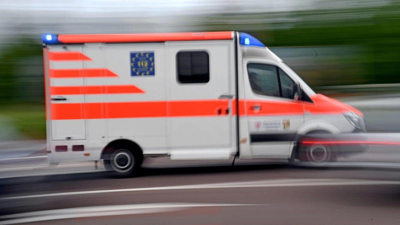 Der Rettungsdienst brachte den Radfahrer in ein Krankenhaus. (Symbolbild: Hendrik Schmidt/dpa-Zentralbild/ZB/Symbolbild)