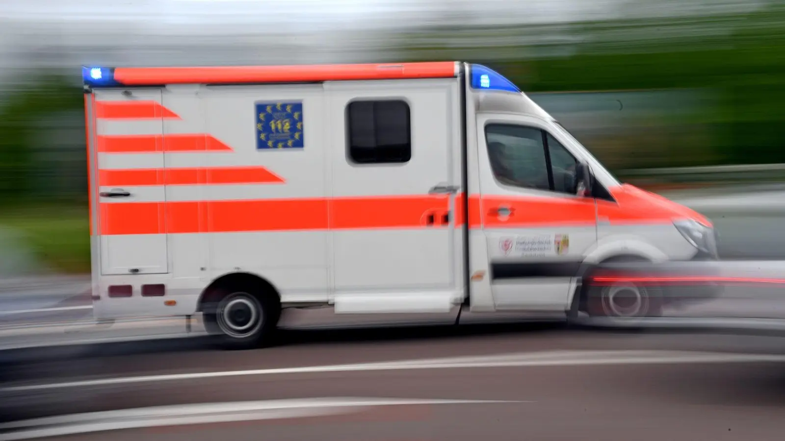 Der Rettungsdienst brachte den Radfahrer in ein Krankenhaus. (Symbolbild: Hendrik Schmidt/dpa-Zentralbild/ZB/Symbolbild)