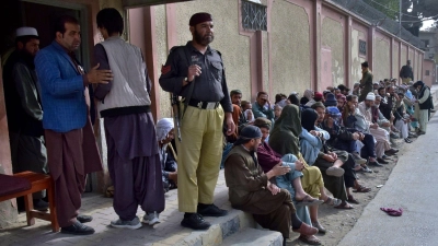 Afghanische Einwanderer warten vor dem afghanischen Konsulat im pakistanischen Quetta, um Reisedokumente für die Rückkehr in ihr Heimatland zu erhalten. (Foto: Arshad Butt/AP/dpa)
