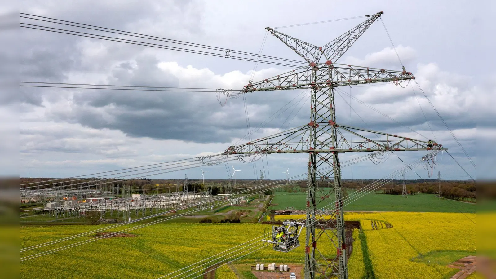 An neuen Strommasten nahe des Umspannwerkes Conneforde in Niedersachsen finden Bauarbeiten statt. (Foto: Sina Schuldt/dpa)