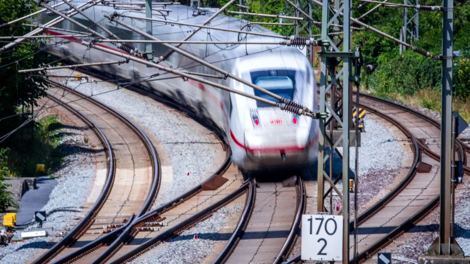 Mit der Bahn sind die Reisezeiten zu Zielen in Polen oft unverhältnismäßig lang. (Symbolbild)  (Foto: Jens Büttner/dpa)