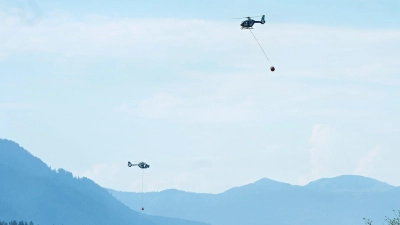 Hubschrauber bringen Löschwasser zu einem Wald- und Moorbrand. (Archivbild) (Foto: Uwe Lein/dpa)