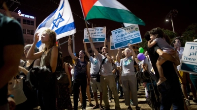 Demonstranten bei einer Friedensdemonstration in Tel Aviv. (Archivbild) (Foto: Oded Balilty/AP/dpa)