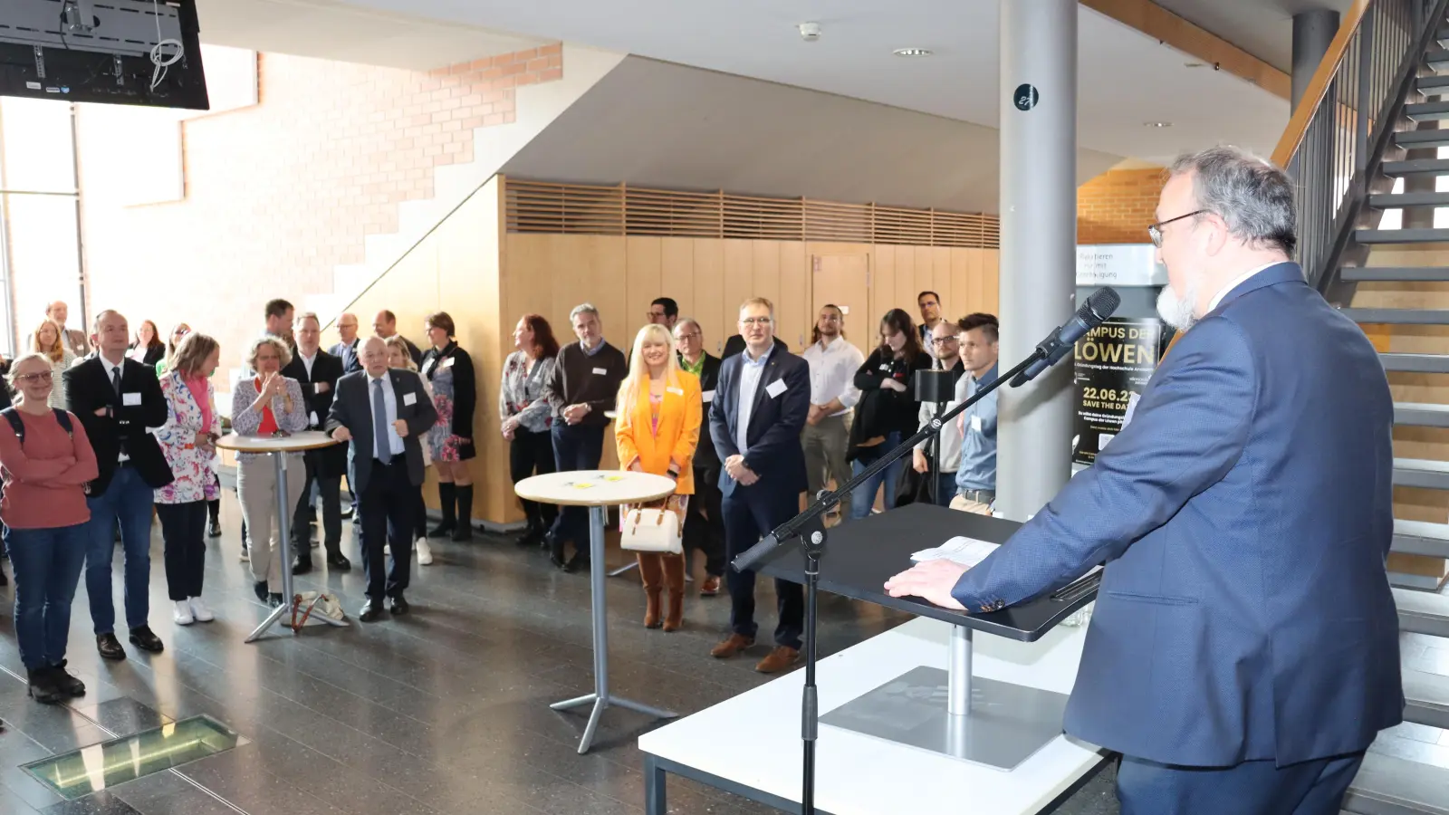 Hochschulpräsident Prof. Dr.-Ing. Sascha Müller-Feuerstein (rechts) begrüßte die Gäste des Forschungs- und Innovationstags. (Foto: Thomas Schaller)