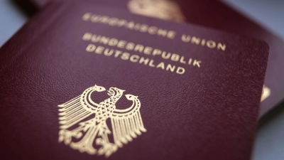 Langes Warten auf einen Reisepass-Abholtermin soll bald passé sein: Ausweisdokumente können dann an einer Art Packstation abgeholt werden. (Foto: Karl-Josef Hildenbrand/dpa)