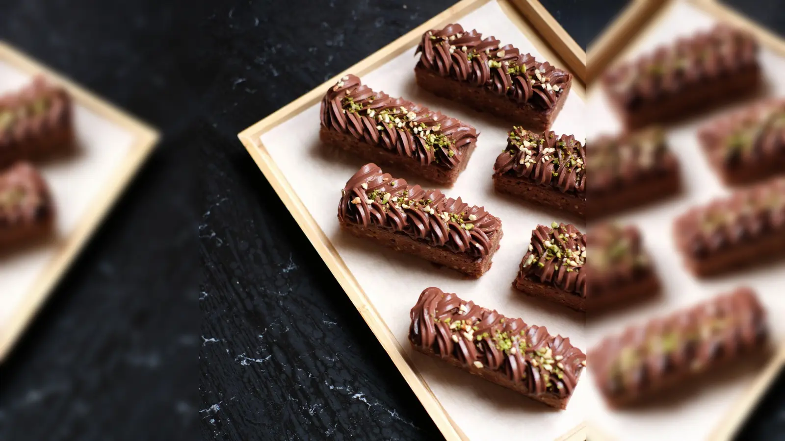 Der Schokokuchen mit der versteckten Rote Bete wird nach dem Auskühlen in Rechtecke geschnitten, verziert - und fertig sind die saftigen Brownies.  (Foto: Milly Kenny-Ryder/Almanac Palais Vienna/dpa-tmn)