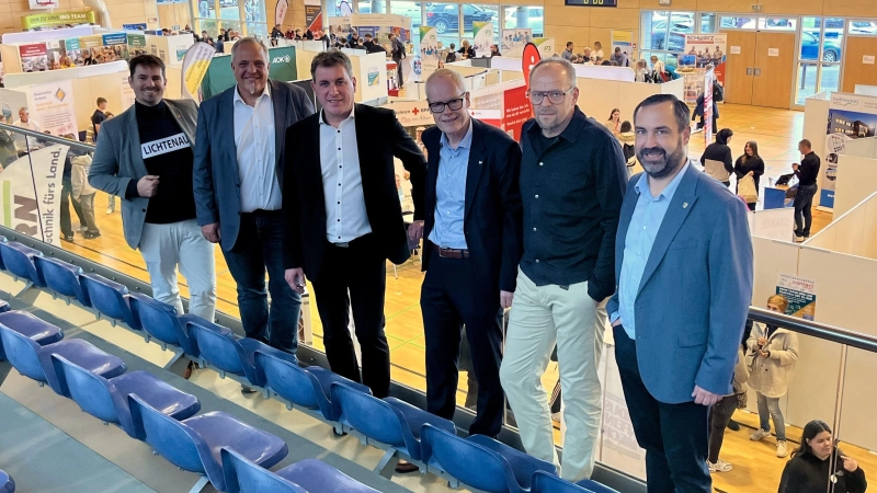 Die Kernfranken-Bürgermeister und der stellvertretende Landrat Dr. Jürgen Pfeiffer (Dritter von rechts) bei der Ausbildungsbörse in Heilsbronn. (Foto: Antonia Hoppert)