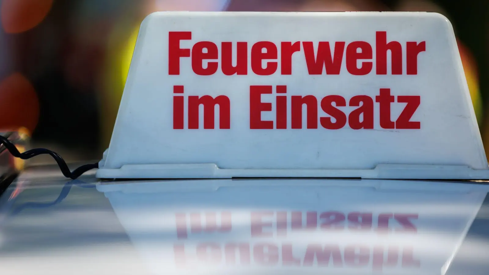 Nicht nur wenn es brennt, ist die Hilfe der Feuerwehr unverzichtbar. Im Freistaat soll das neue Feuerwehrgesetz auch helfen, die vielerorts bestehenden Personalsorgen abzumildern. (Symbolbild) (Foto: Daniel Karmann/dpa)