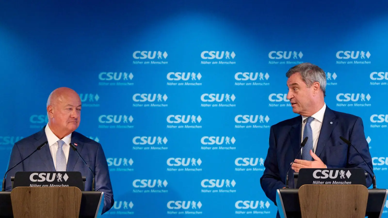Markus Söder (rechts) und der österreichische Kanzler wollen AfD und FPÖ klein halten. (Foto: Sven Hoppe/dpa)