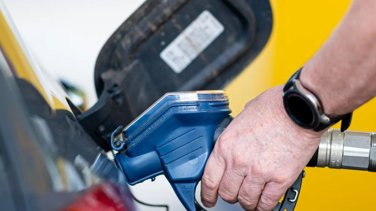 Die Benzinpreise sind vor Ostern erneut gestiegen (Symbolbild). (Foto: Daniel Reinhardt/dpa)