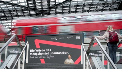 Die Zahl der Angriffe auf Bahnbeschäftigte ist innerhalb eines Jahres gestiegen. Jetzt gibt es eine Respekt-Kampagne. (Archivbild)  (Foto: Kay Nietfeld/dpa)