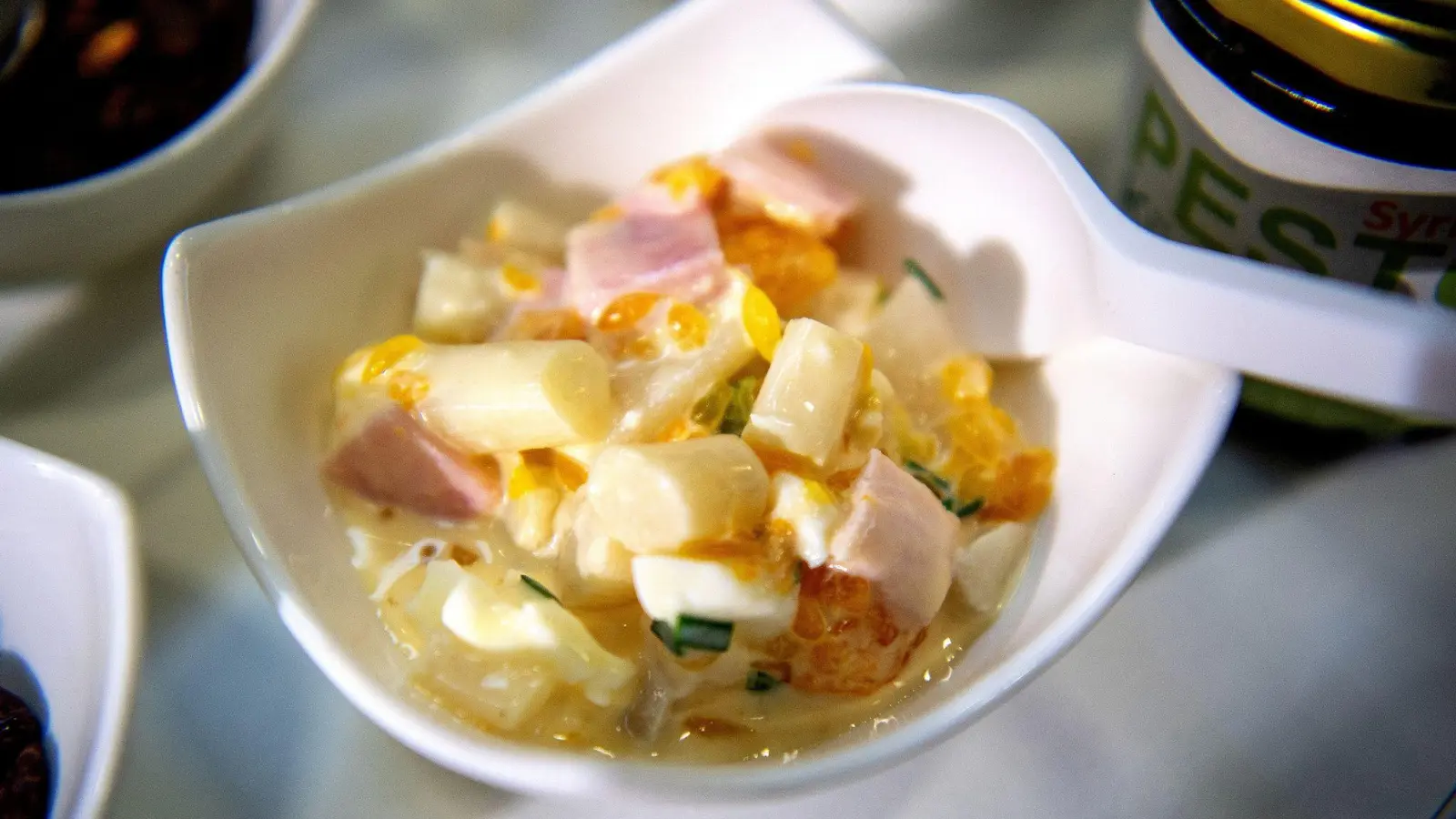 Durch Mandarinensaft und -stückchen bekommt der frühsommerliche Spargelsalat eine fruchtige Note. (Foto: Bernd Diekjobst/dpa-tmn)