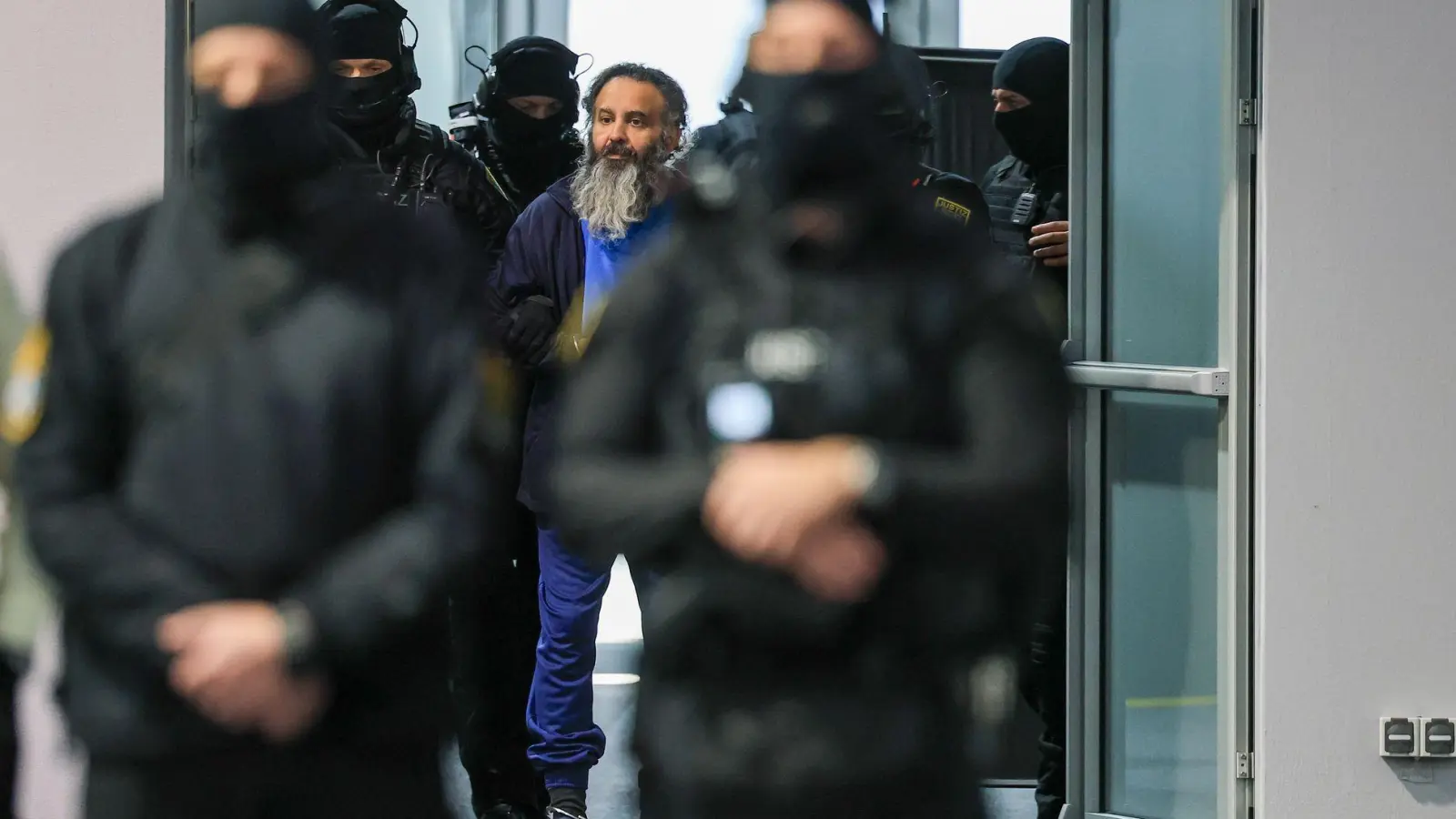 Der Angeklagte Taleb al-Abdulmohsen wird nach einer Pause wieder in den Gerichtssaal im temporären Gerichtsgebäude des Landgerichtes Magdeburg geführt. (Foto: Jan Woitas/dpa)