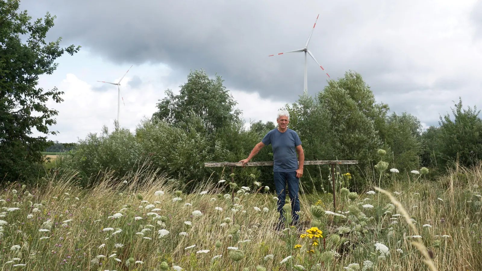 Johannes Maibom ist einer der Initiatoren des Energiedorfs Mausdorf. Im dort zwischen den Windrädern angelegten Biotopverbund soll zusätzlich noch eine 13-MW-Photovoltaik-Anlage errichtet werden. Doch Bundes- und Landesrecht erschweren diese Projektpläne. (Foto: Heinz Wraneschitz)