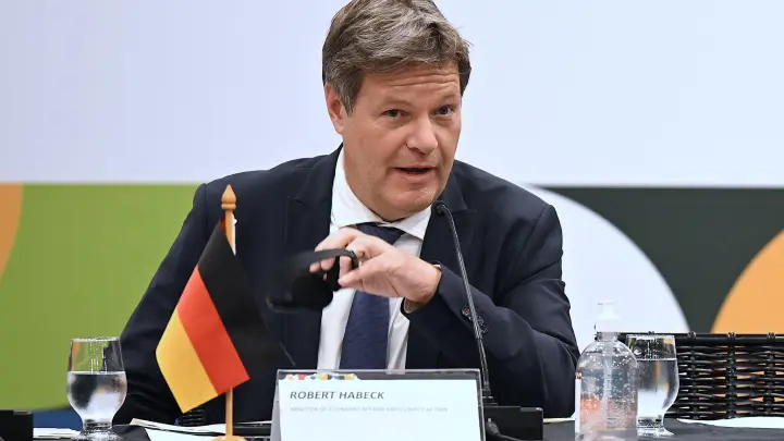 Robert Habeck (Bündnis 90/Die Grünen), Vizekanzler und Bundesminister für Wirtschaft und Klimaschutz, spricht bei einer Pressekonferenz. (Foto: Britta Pedersen/dpa)