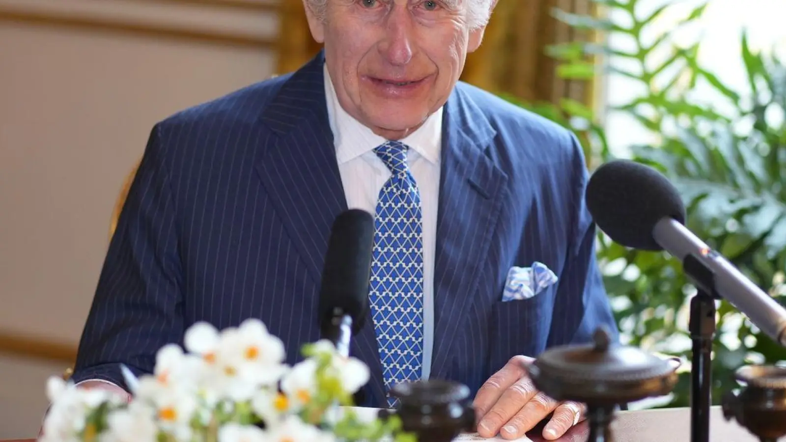 Wegen seiner Erkrankung nimmt Charles derzeit keine größeren öffentlichen Auftritte wahr. (Foto: BBC/Sky/ITV News/PA Wire/dpa)