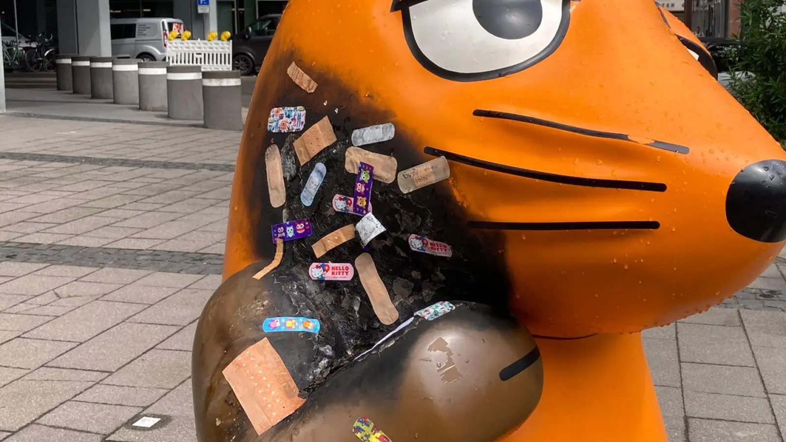 Die Maus-Figur vor dem WDR-Gebäude in Köln wurde mit vielen Pflastern versorgt. (Foto: Jonas-Erik Schmidt/dpa)