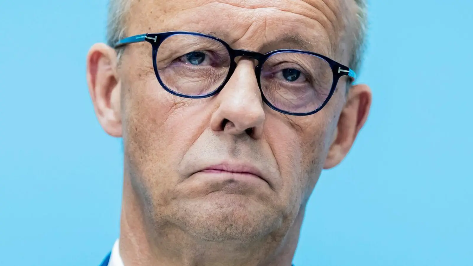 Bundeskanzler Merz will die Bewegungsfreiheit von Gefährdern einschränken lassen.  (Foto: Christoph Soeder/dpa)