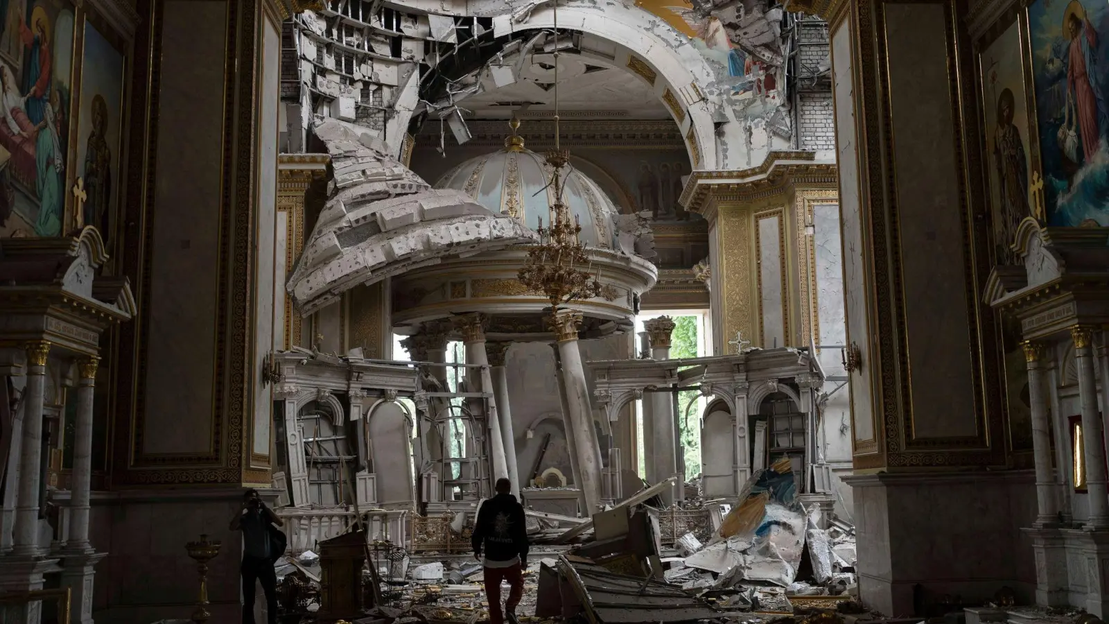 Die Verklärungskathedrale in der Altstadt von Odessa ist im Sommer dieses Jahres bei russischen Angriffen beschädigt worden. (Foto: Jae C. Hong/AP/dpa)