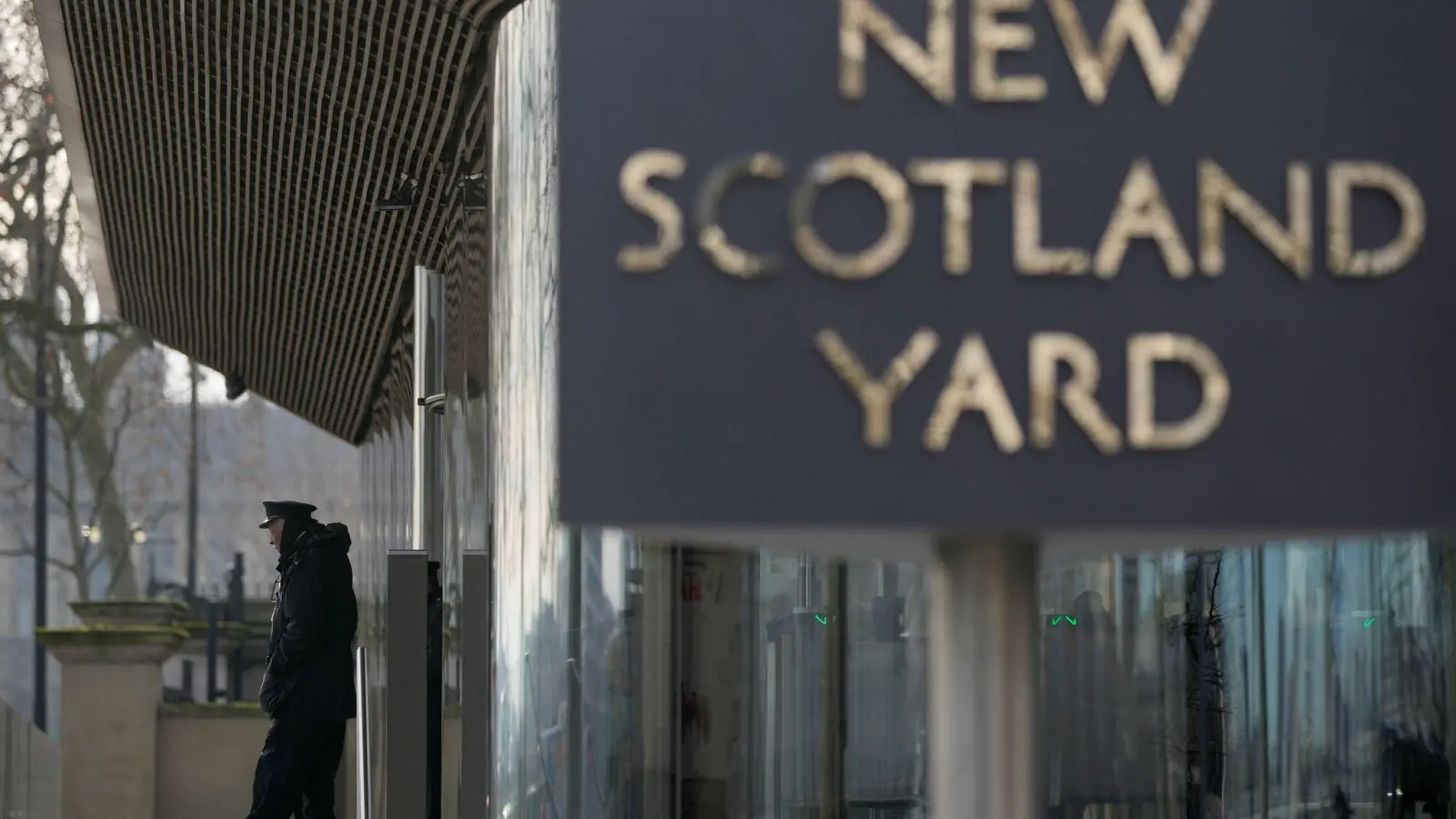 Der Schriftzug „New Scotland Yard“ steht vor dem Hauptquartier der Metropolitan Police (MPS) in London. (Foto: Alastair Grant/AP/dpa)