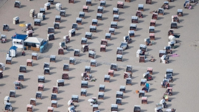 In Travemünde stehen Strandkörbe für Besucher bereit. (Foto: Sebastian Gollnow/dpa)