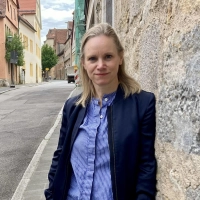 Daniela Voß fühlt sich wohl in Rothenburg. Die Schauspielerin ist in Schwerin geboren und aufgewachsen, und lebt seit einigen Jahren in München.  (Foto: Corinna Müller)