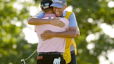 Justin Thomas (l) feiert mit seinem Caddie Jim „Bones“ Mackay den Sieg bei der PGA Championship in Tulsa. (Foto: Matt York/AP/dpa)