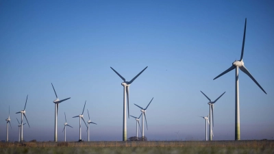 Windräder im Sönke Nissen Koog nahe der Nordsee. Der Ausbau der Windkraft an Land in Deutschland kommt nicht in Schwung. (Foto: Christian Charisius/dpa)