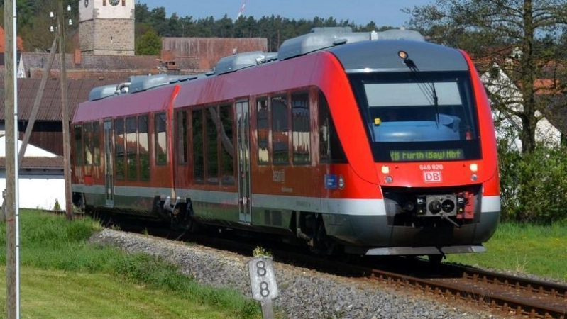 Auf Nebenstrecken der Bahn gibt es nicht an jeder Station einen Fahrkartenautomaten, er befindet sich im Zug. Fahrgäste sind unsicher, was sie tun müssen, um nicht als Schwarzfahrende zu gelten, wenn dieser Automat nicht funktioniert.  (Archivbild: Ulli Ganter)
