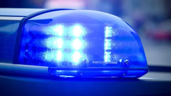 Das Blaulicht an einem Polizeiauto leuchtet. (Foto: Patrick Pleul/dpa/Symbolbild)