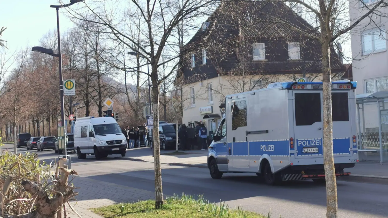 Polizeifahrzeuge stehen in einer Straße in Reutlingen. (Foto: Thomas de Marco/Schwäbisches Tagblatt /dpa)