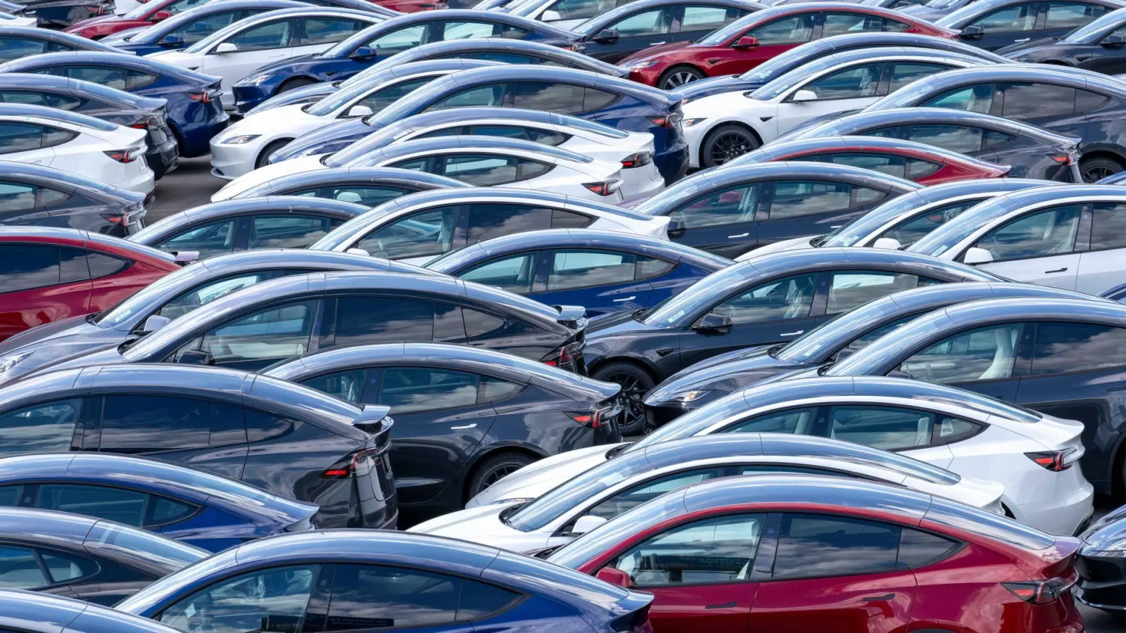 Wenn viele Interessenten den Kauf vor Ablauf der Prämie vorgezogen haben, könnten im laufenden Quartal wieder mehr Teslas unverkauft bleiben. (Archivbild) (Foto: Scott Brauer/ZUMA Press Wire/dpa)