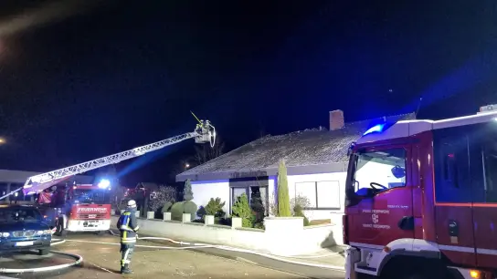 Um 4.30 Uhr wurde die Feuerwehr am Neujahrsmorgen zu einem Brand in Bechhofen gerufen. Von der Drehleiter aus löschten die Einsatzkräfte die Flammen. (Foto: Johannes Flierl)