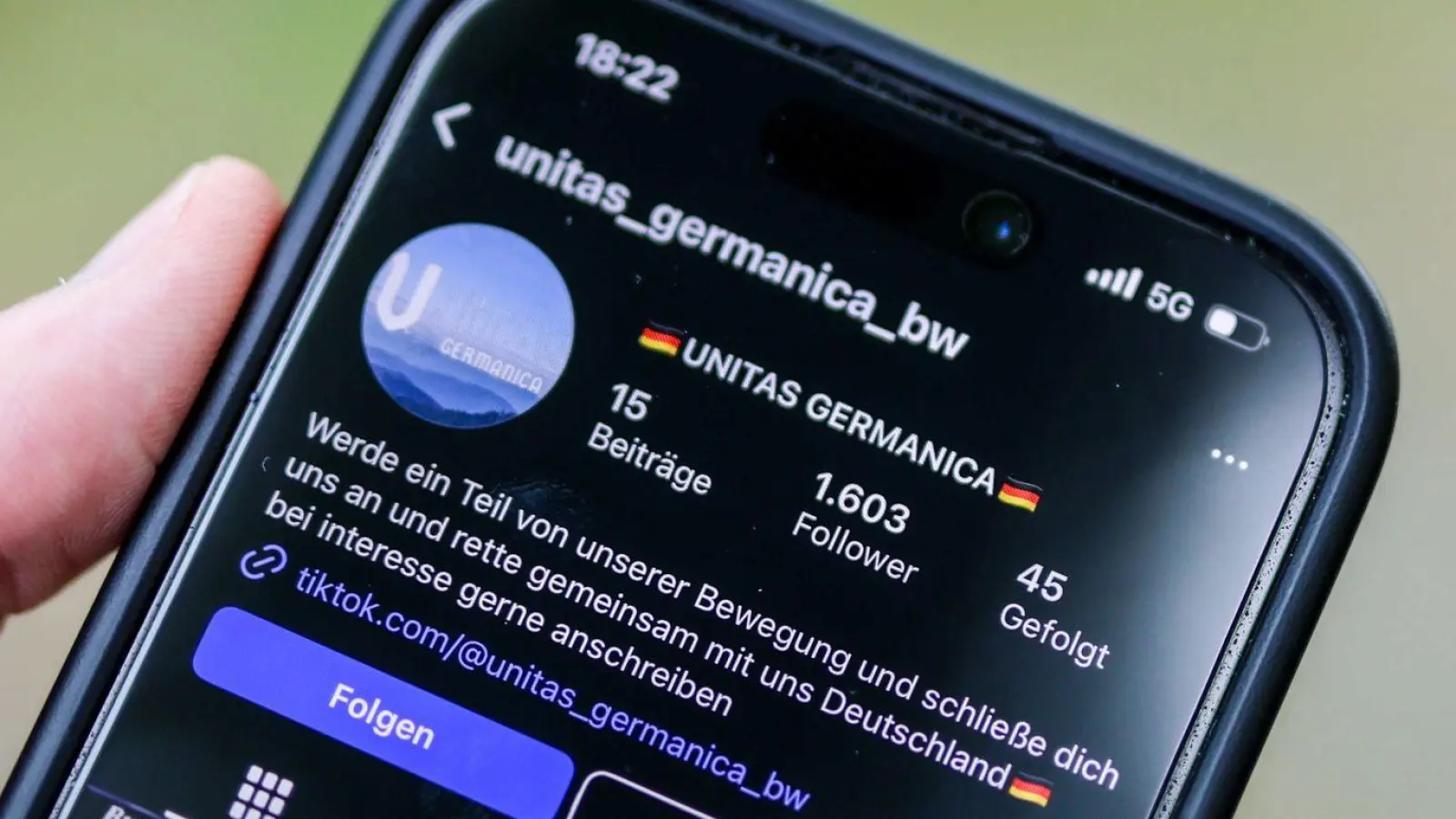 Die Aktivisten geben sich im Netz kampfbereit und teils aggressiv. (Foto: Christoph Schmidt/dpa)