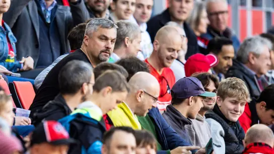 Bochums Trainer Thomas Reis musste beim Spiel in Freiburg auf der Tribüne Platz nehmen. (Foto: Tom Weller/dpa)