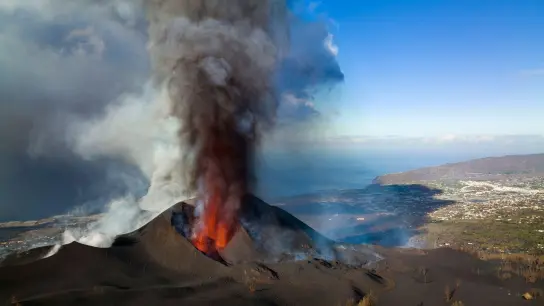Lava fließt im November 2021 aus dem Vulkan auf der Kanareninsel La Palma. (Foto: Emilio Morenatti/AP/dpa)
