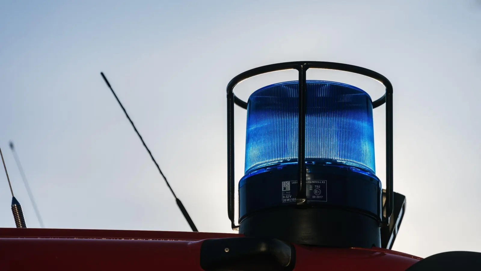 Ein Blaulicht auf dem Dach eines Einsatzfahrzeugs der Feuerwehr. (Foto: Philipp von Ditfurth/dpa/Symbolbild)