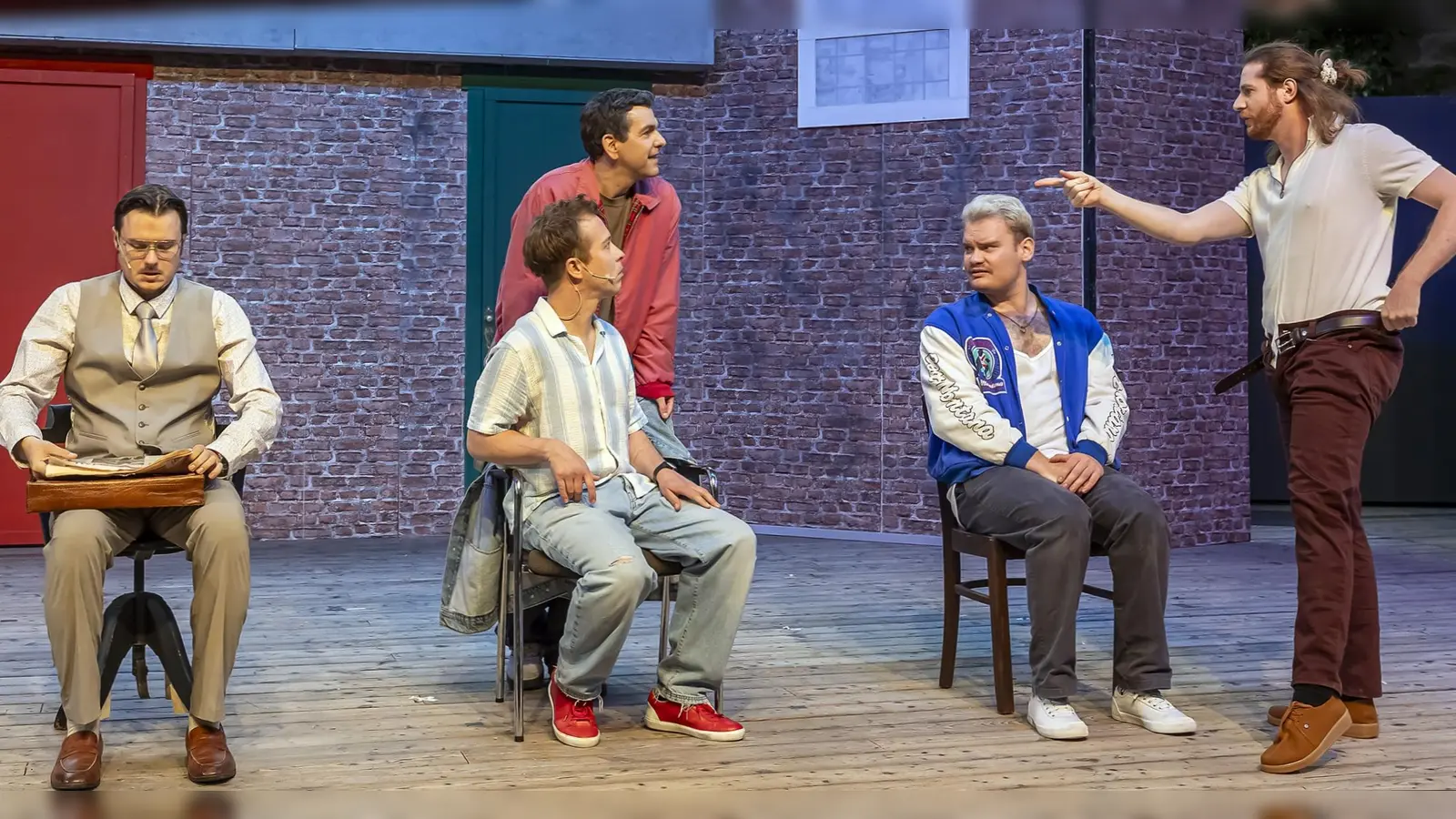 Wollen sich mit einer Stripshow aus ihrer Misere retten. Aber erst einmal muss geprobt werden (von links): die fünf Männer in „Ladies Night“, gespielt von Jan Fritz Meier, Marcel Kaiser, Andreas Peteratzinger, Yannik Dirksen und Mario Brutschin. (Foto: Landestheater/Hans von Draminski)